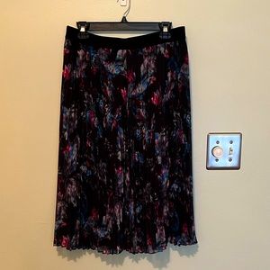 Chelsea28 midi skirt. Like-new condition.